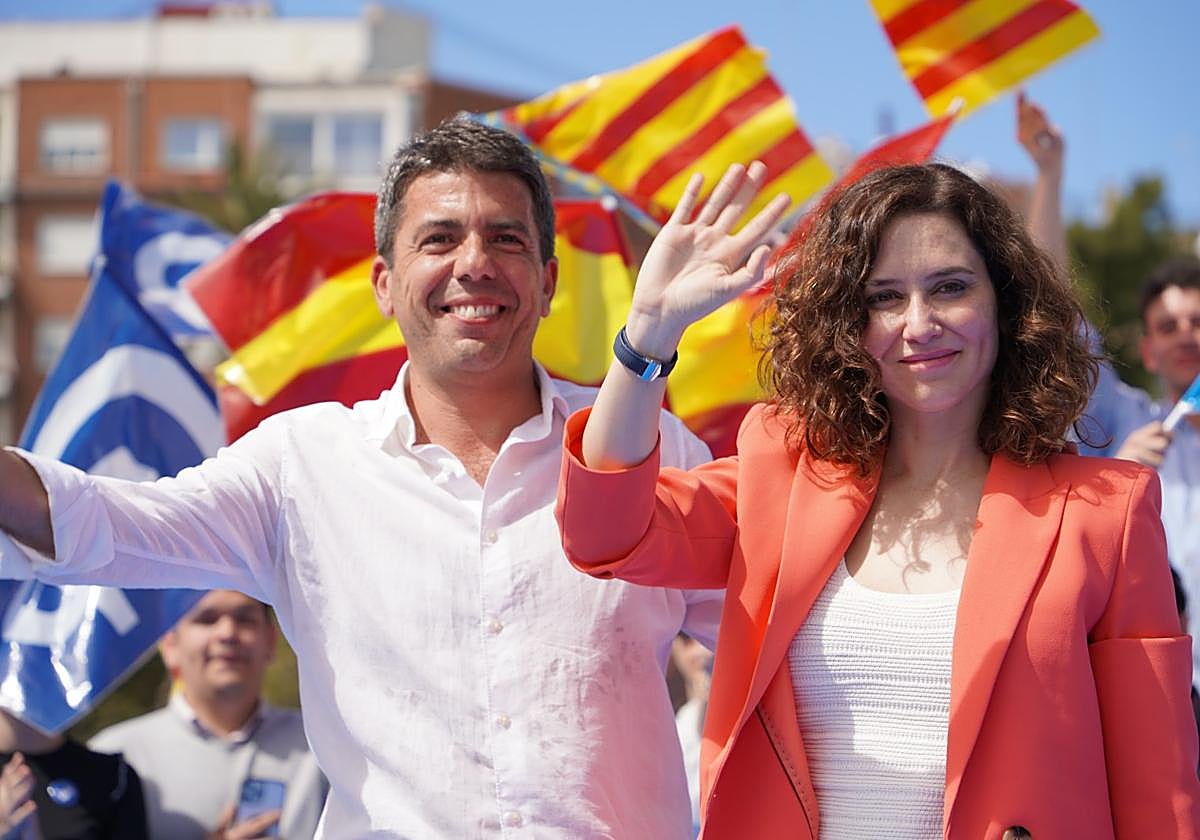 El president de la Generalitat, Carlos Mazón, junto a la presidenta de la Comunidad de Madrid, Isabel Díaz Ayuso.