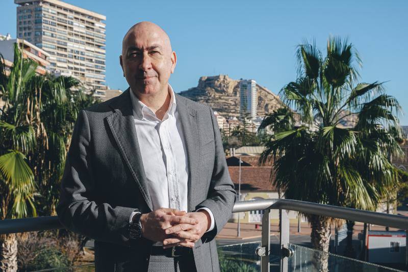 Alejandro Soler, secretario general del PSPV, con una panorámica de Alicante.