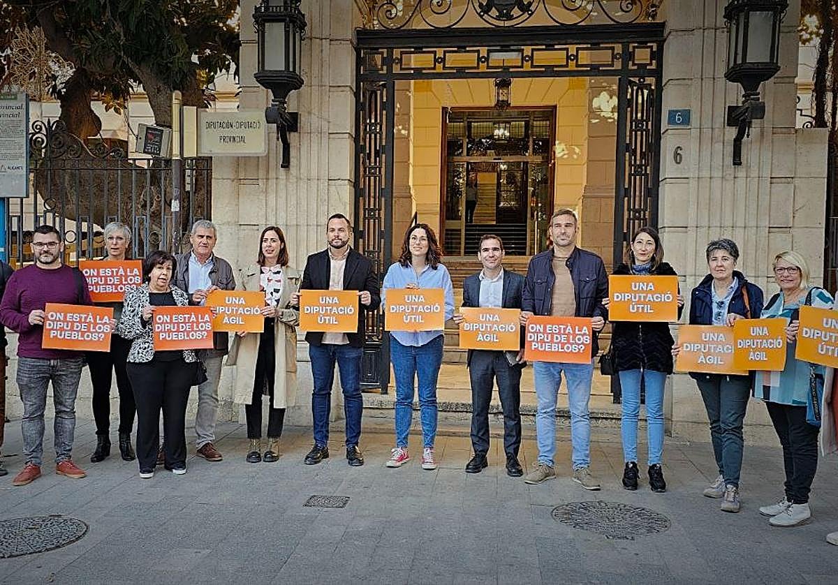 Concejales de Compromís en una concentración frente a la Diputación de Alicante.