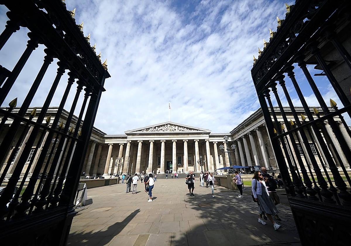 Fachada del British Museum en Londres.