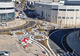 La no rotonda que conecta cuatro manzanas en Las Atalayas.