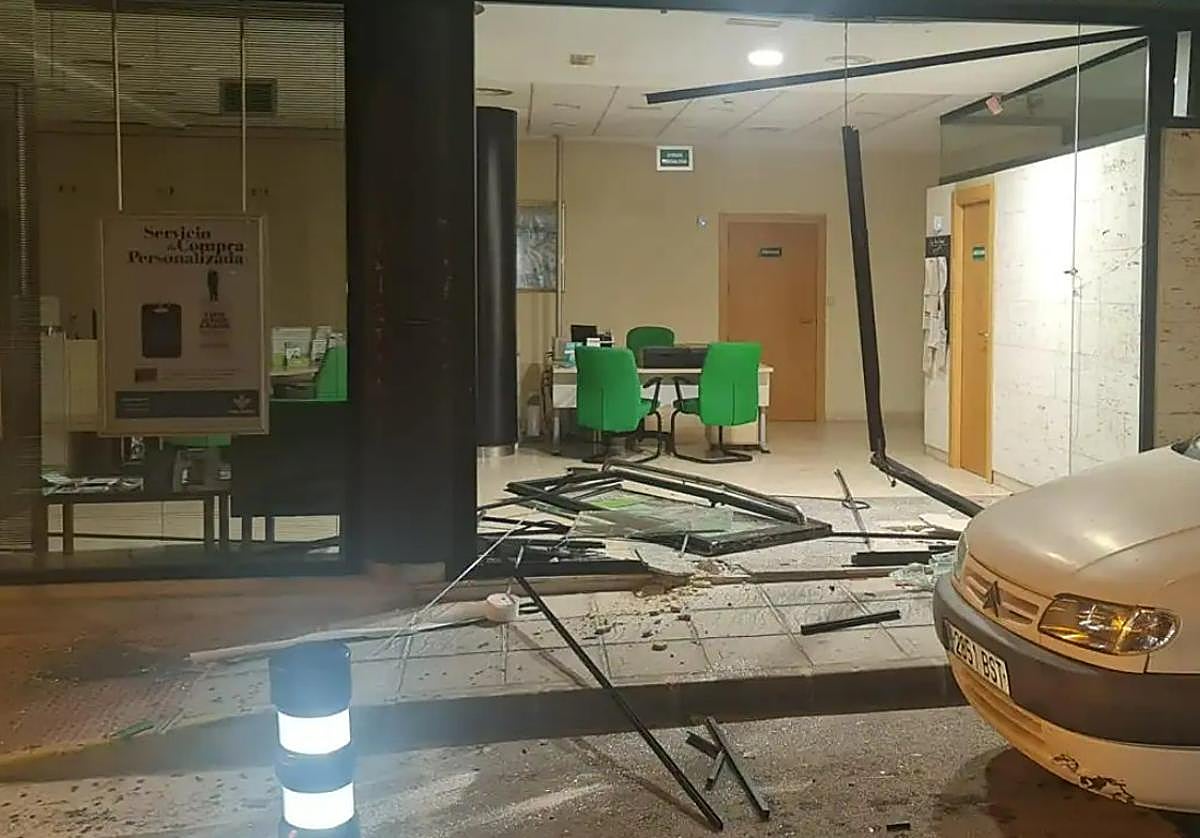 Estado en el que quedó la sucursal bancaria tras el robo.