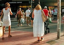 Viandantes en la avenida Maisonnave de Alicante.