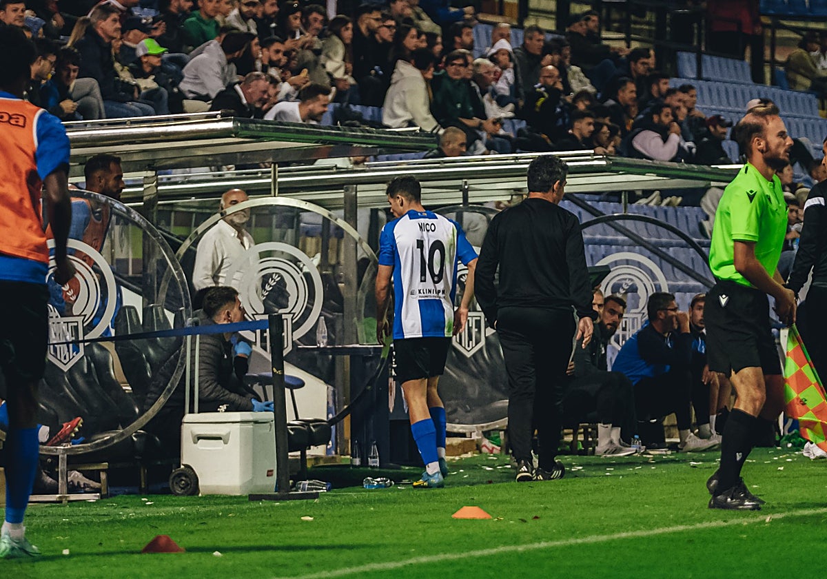Nico Espinosa abandona lesionado el campo, en el choque ante La Nucía