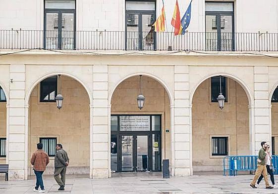 Puerta de la Audiencia Provincial de Alicante.