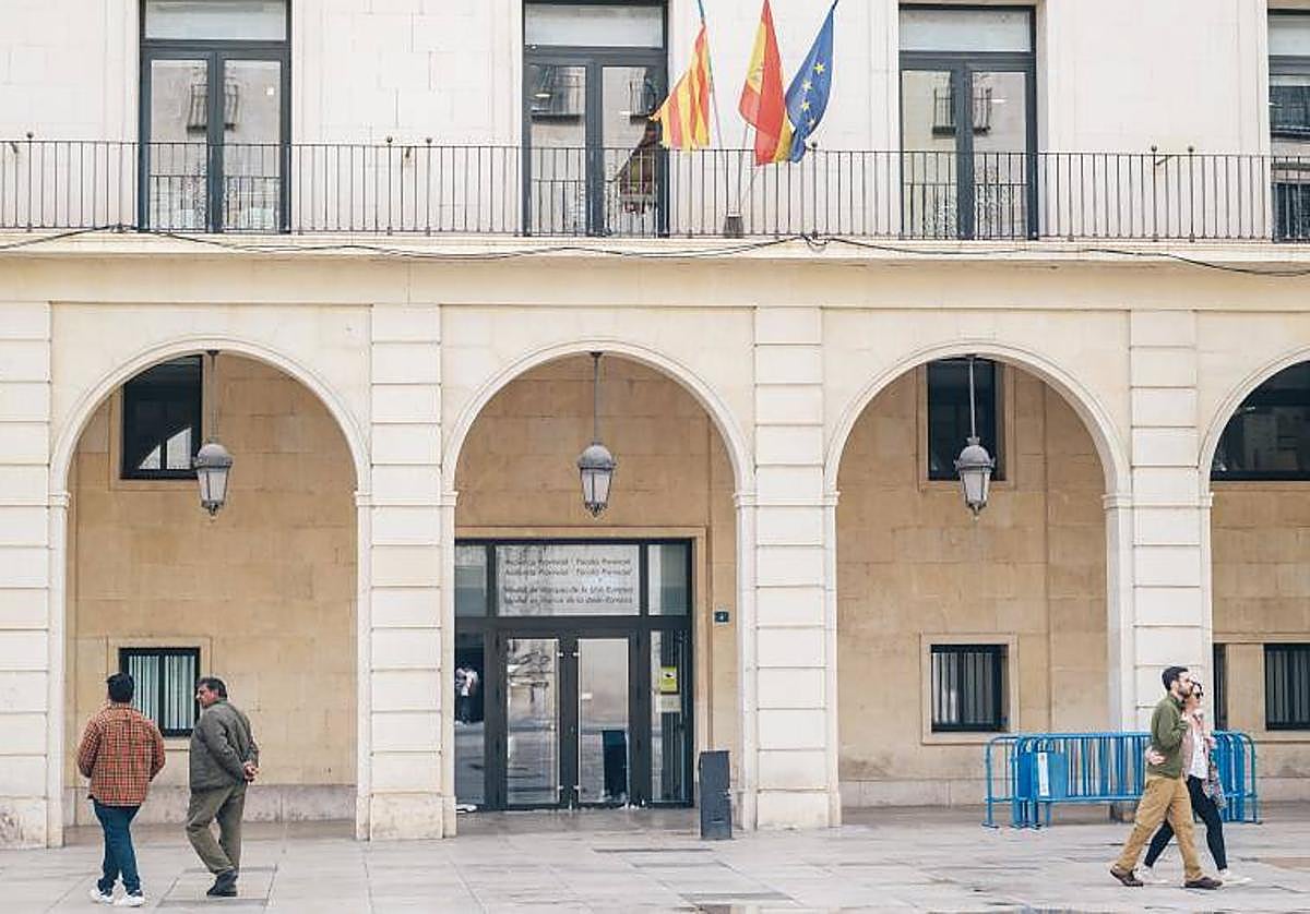 Puerta de la Audiencia Provincial de Alicante.