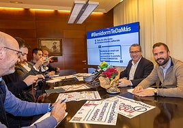 El alcalde, Toni Pérez, junto al concejal de Comercio de Benidorm, Javier Jordá