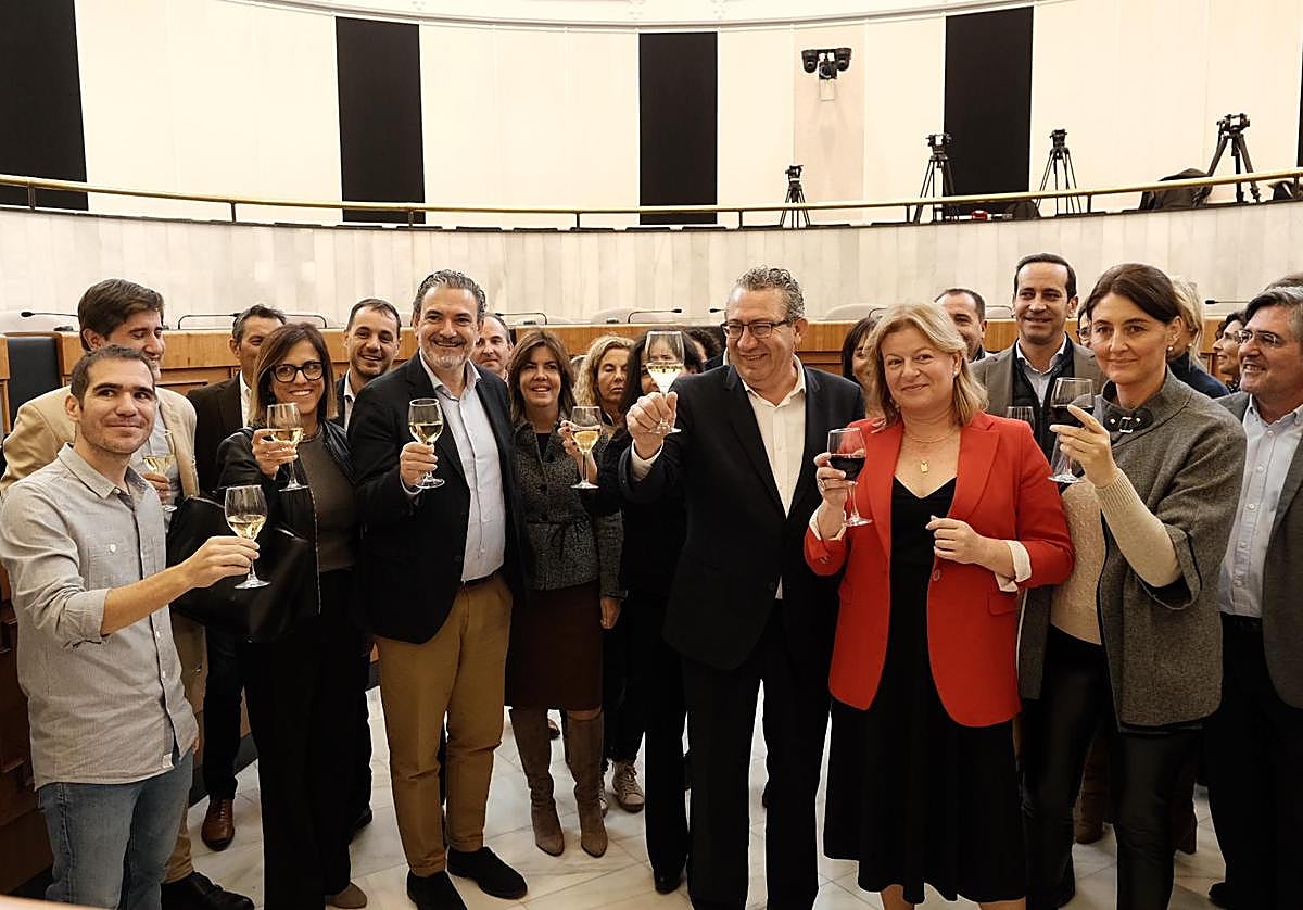 Brindis navideños este miércoles en el Palacio Provincial de Alicante.