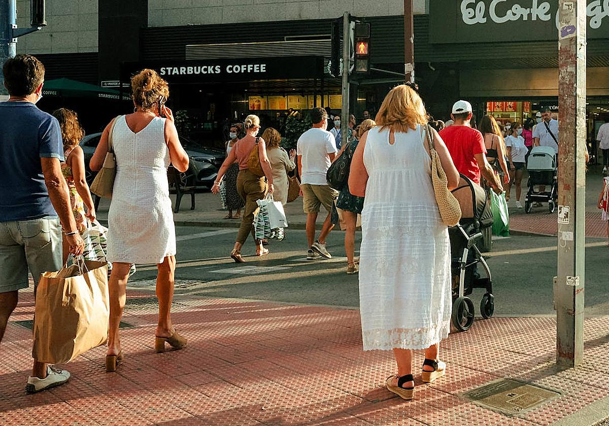 Viandantes en la avenida Maisonnave de Alicante.