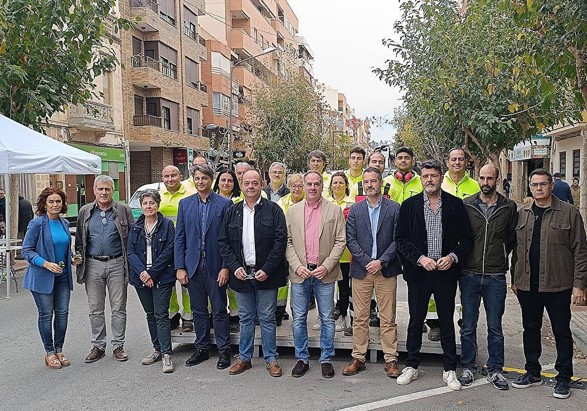 Los responsables municipales, con el personal de parques y jardines.