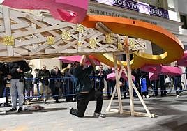 Momento de la plantà de las hoguera de Navidad.