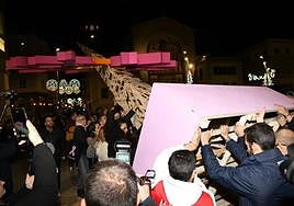 Momento de la plantà al tombe de la hoguera de Navidad de Alicante.