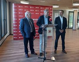 El empresario Joaquín Pérez, el rector Juan José Ruiz y el vicerrector Juan José López.