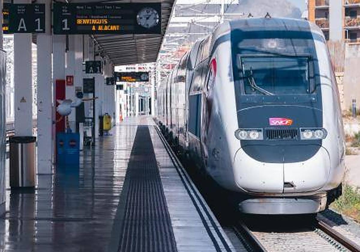 Tren en la estación de Alicante.