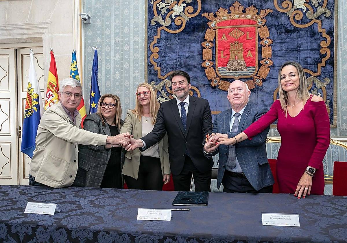 Firma del acuerdo, este jueves en el Salón Azul del Ayuntamiento de Alicante.