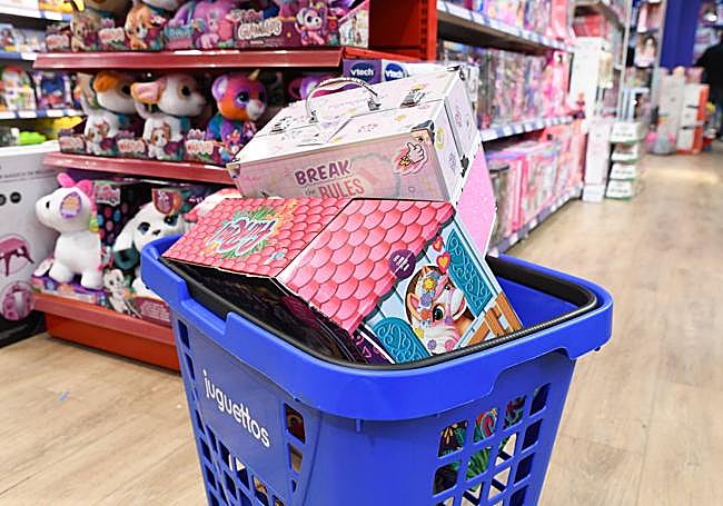 Estanterías de juguetes listas para las compras navideñas.