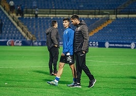 Nico Espinosa habla con Míchel al acabar un partido