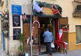 Un local de restauración en Alicante decorado de Navidad.