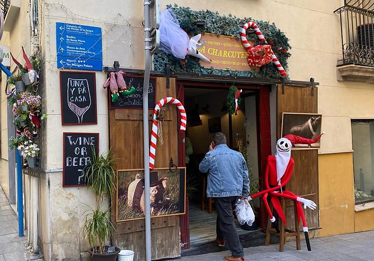 Un local de restauración en Alicante decorado de Navidad.