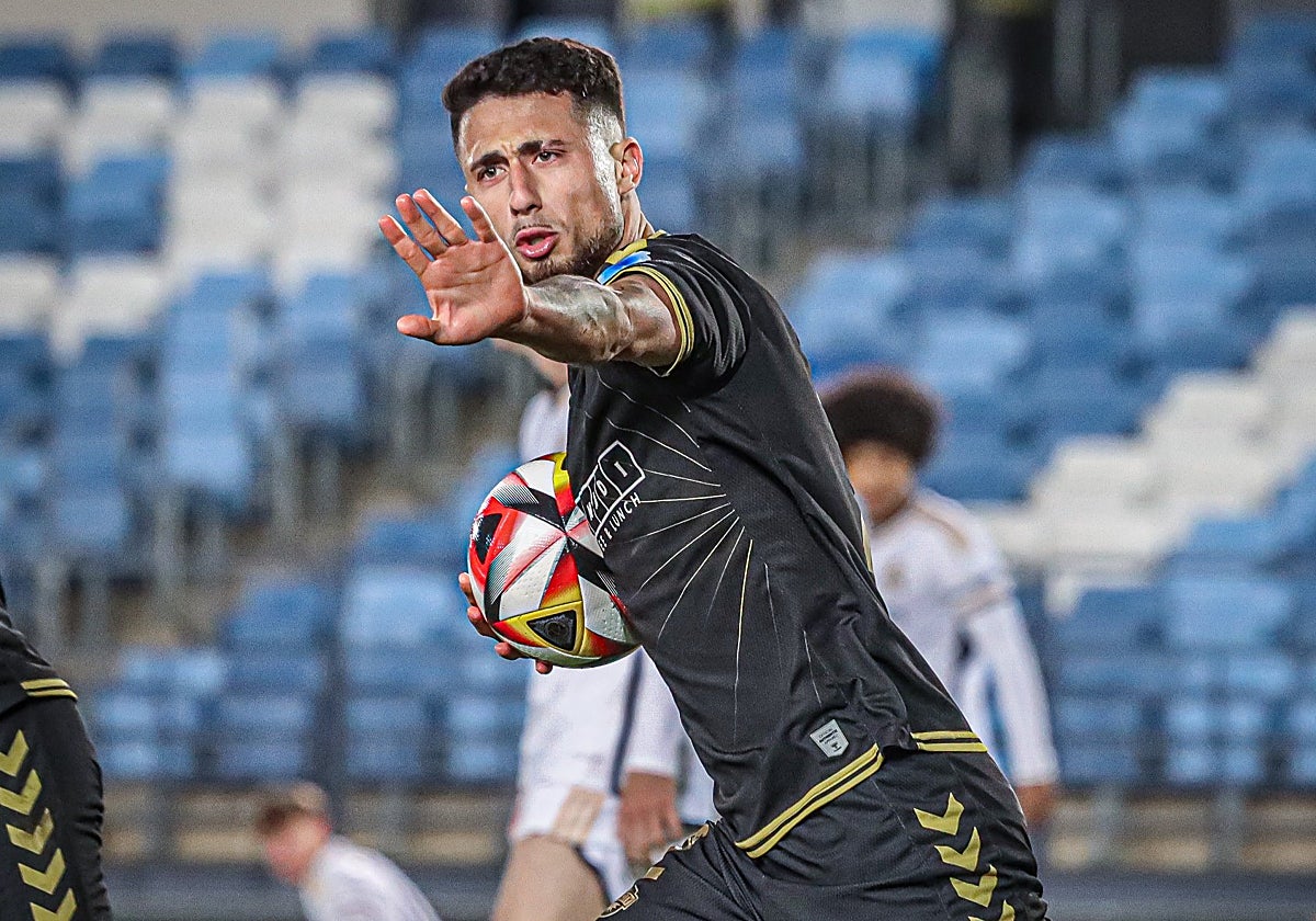 Guillem Jaime recoge el balón de la portería después de anotar el empate a tres.