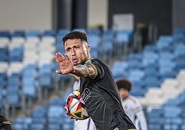 Guillem Jaime recoge el balón de la portería después de anotar el empate a tres.