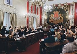 El edil alicantino (izq), recibiendo el reconocimiento este jueves en Madrid.