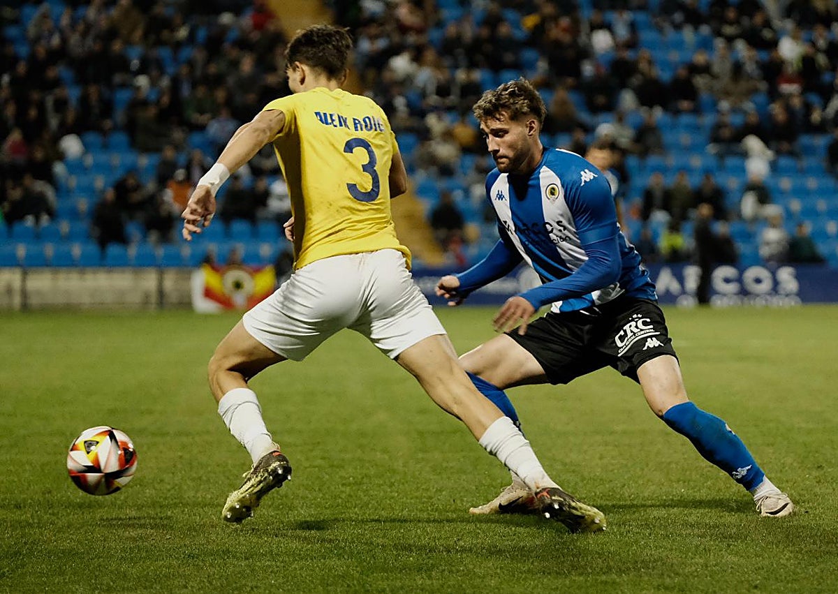 Imagen secundaria 1 - Coscia celebra el empate a dos, Samu Vázquez ha sido frenado por Aleix Roig y Torrecilla ha dejado un recado a Míchel Herrero en rueda de prensa.