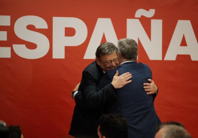 Abrazo entre Puig y Santos Cerdán en la cena del PSPV provincial.