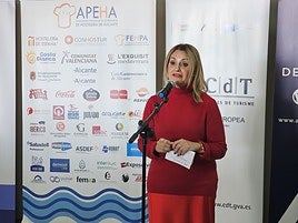 La consellera Nuria Montes durante el brindis navideño en el CdT de Alicante.