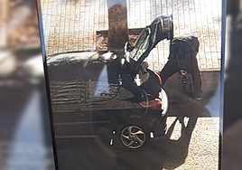 El presunto ladrón haciéndose con una de las rejillas de alcantarilla.