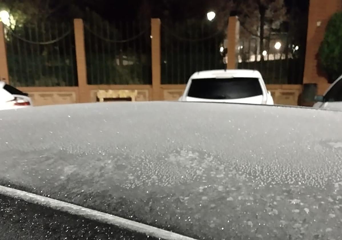 Un coche helado en Ibi el pasado fin de semana.