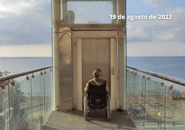 Una persona espera en el ascensor del Postiguet.