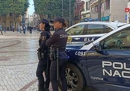 Patrulla de Policía Local y Nacional en la Plaça de Baix.