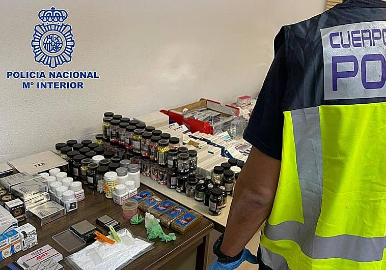 Un policía con las sustancias incautadas en la operación.