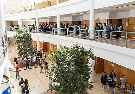 Pasillos del Aulario 2 de la UA donde se grabó la película porno.