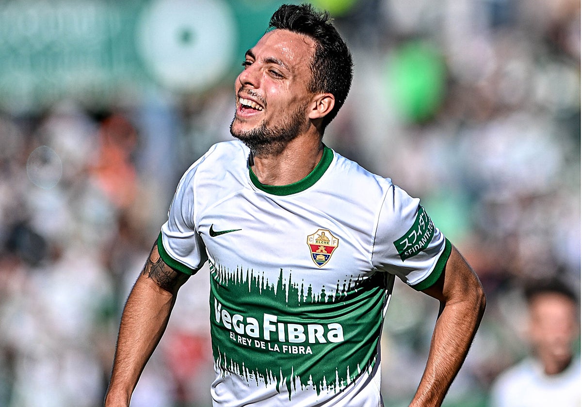 Óscar Plano sonríe durante un partido del Elche