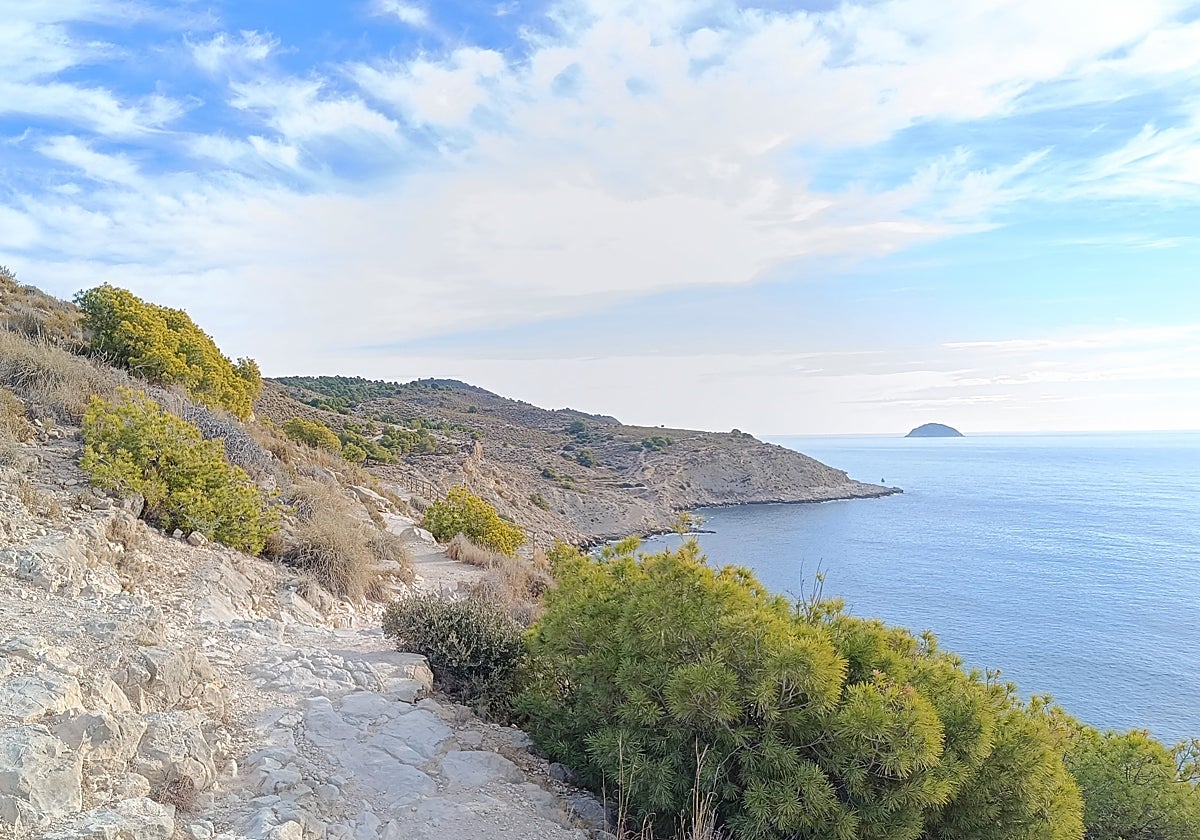 Imagen de la bahía vilera desde el nuevo sendero azul