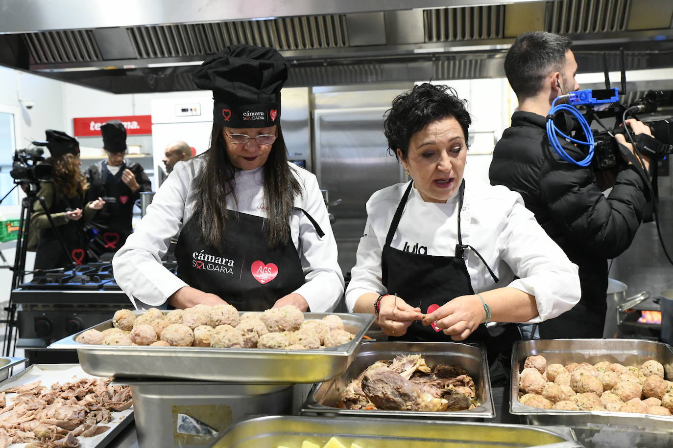 Los grandes chef dan el toque al cocido solidario de AGS