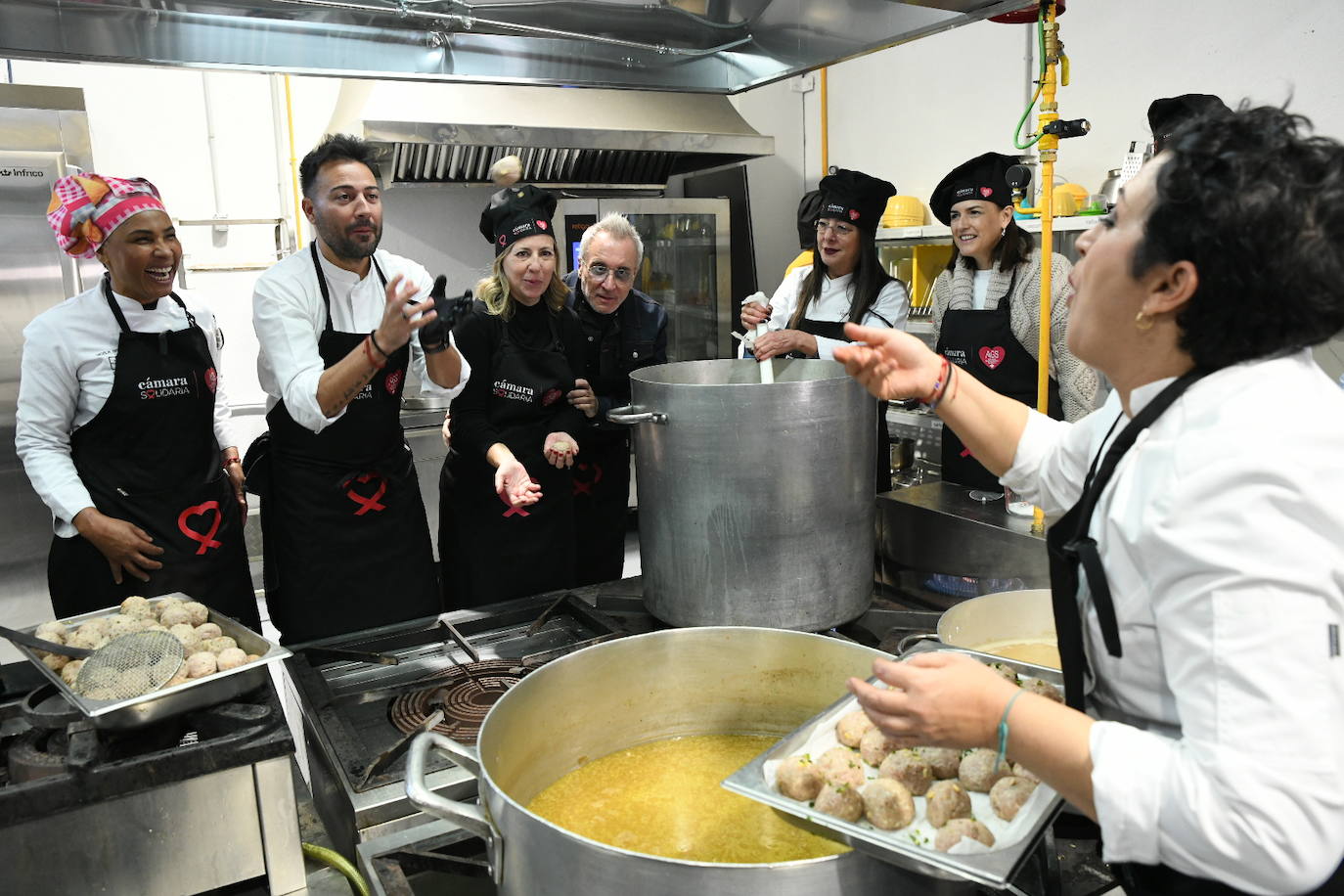 Los grandes chef dan el toque al cocido solidario de AGS