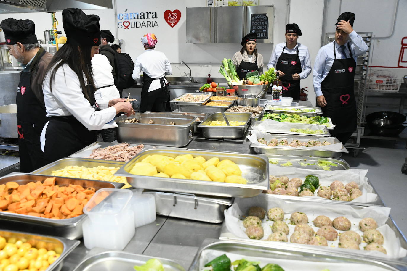 Los grandes chef dan el toque al cocido solidario de AGS