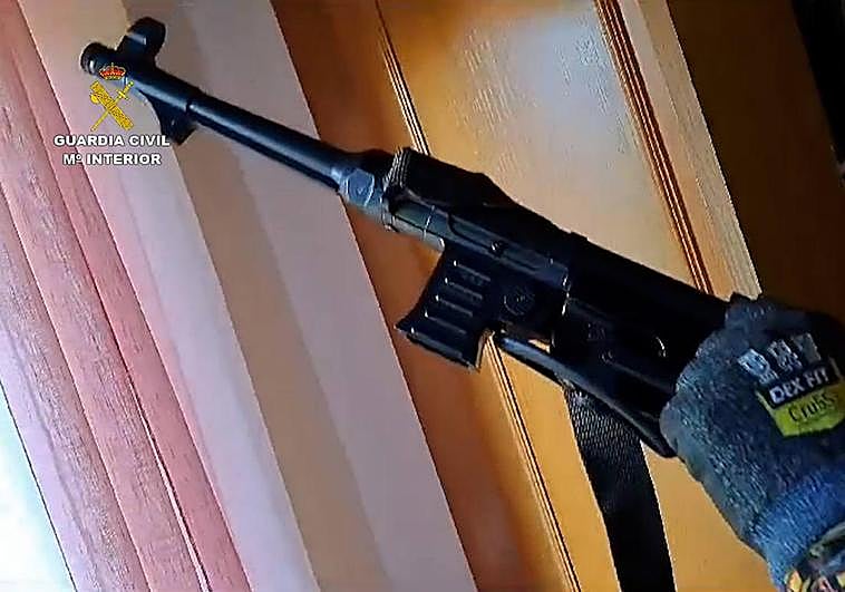 Una de las armas confiscadas por la Guardia Civil.