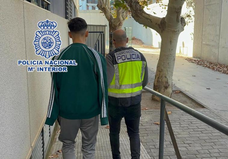 El detenido, junto a un agente de Policía Nacional.