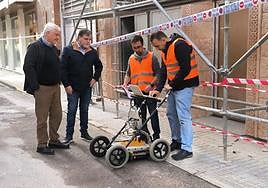 Trabajos de búsqueda del refugio antiaéreo en Villena con el georradar.