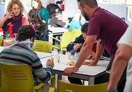 Los usuarios del Centro San Rafael de Alicante meriendan panettone.
