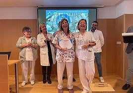 Profesionales del departamento recogen el premio.