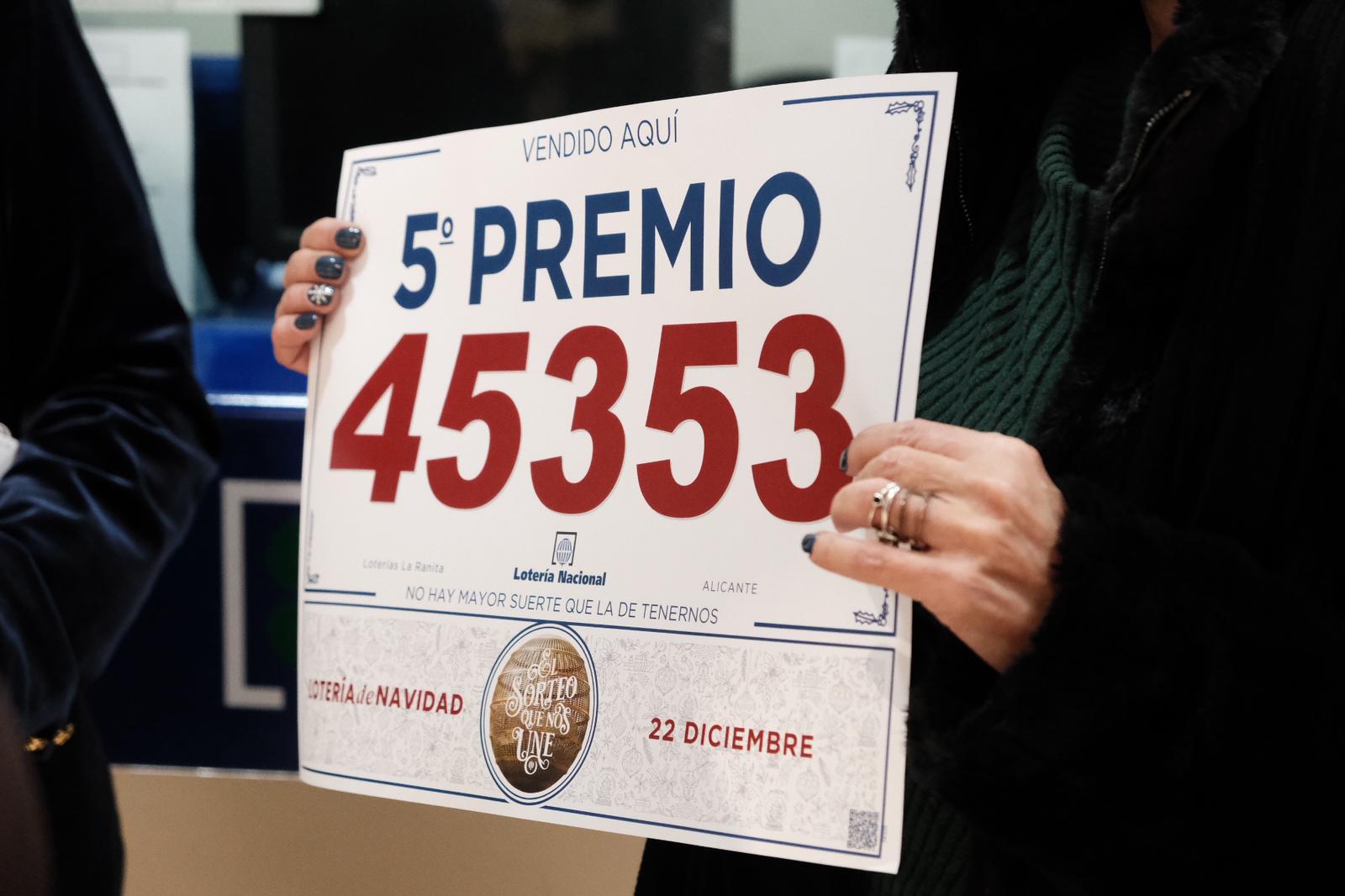 La alegría de los afortunados de la Lotería de Navidad en Alicante, en imágenes