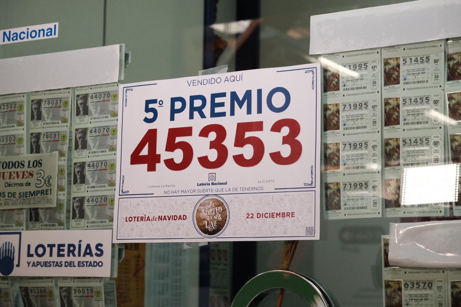 La alegría de los afortunados de la Lotería de Navidad en Alicante, en imágenes