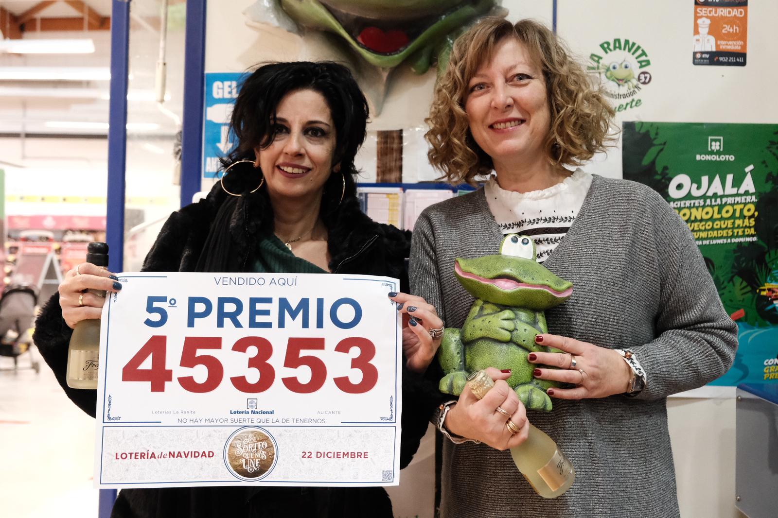 La alegría de los afortunados de la Lotería de Navidad en Alicante, en imágenes