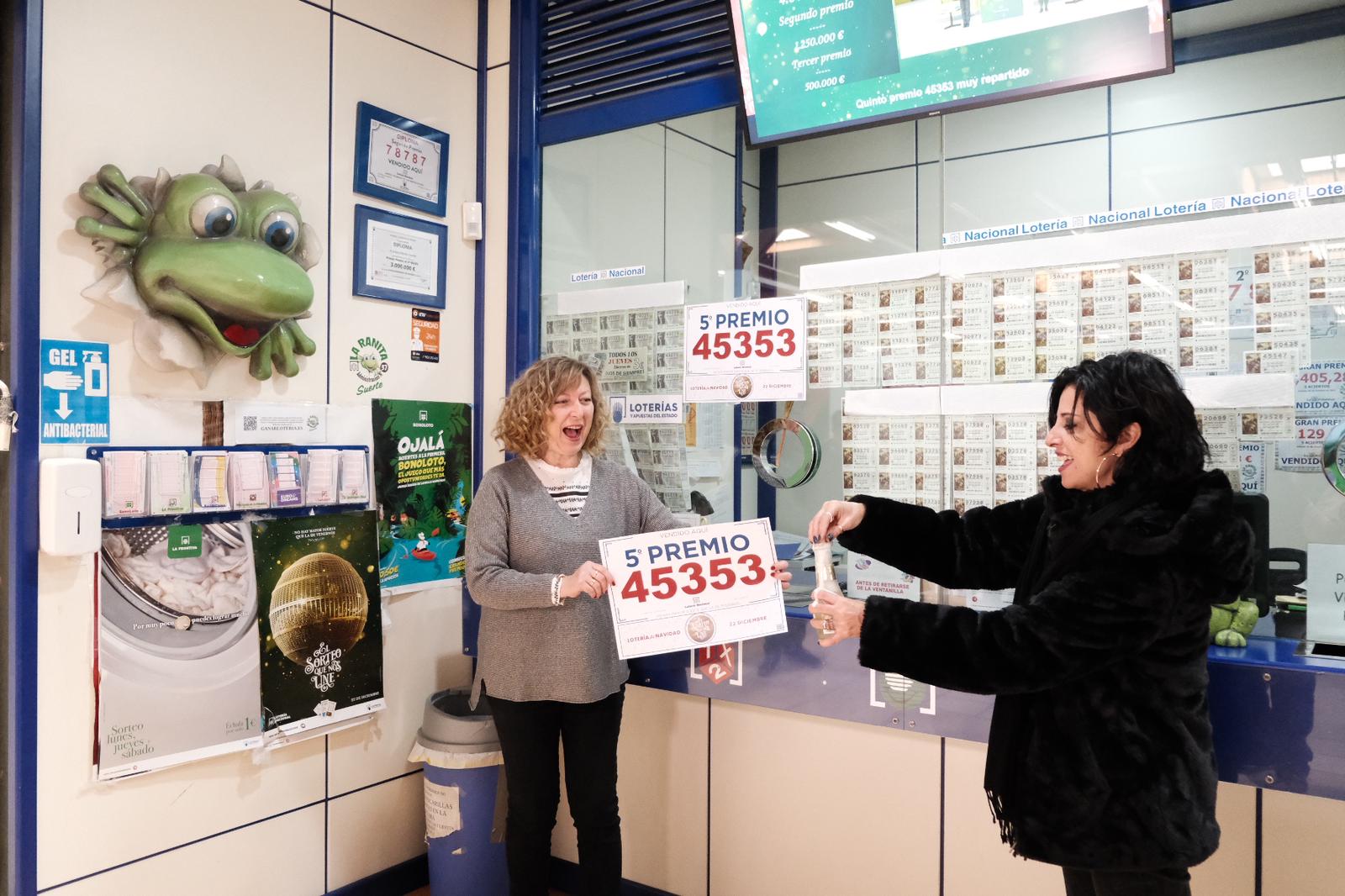 La alegría de los afortunados de la Lotería de Navidad en Alicante, en imágenes