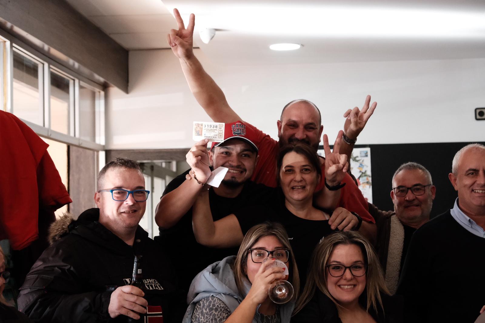 La alegría de los afortunados de la Lotería de Navidad en Alicante, en imágenes